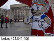 Крупным планом талисман Чемпионата мира по футболу 2018 года волчонок "Забивака" установлен на Триумфальной площади в центре города Москвы, Россия (2017 год). Редакционное фото, фотограф Николай Винокуров / Фотобанк Лори
