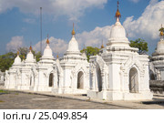 Маленькие ступы Kuthodaw Pagoda, в которых хранятся страницы каменной книги. Мандалай, Мьянма (2016 год). Стоковое фото, фотограф Виктор Карасев / Фотобанк Лори