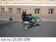 Подросток на скутере едет на заднем колесе (2009 год). Редакционное фото, фотограф Иван Козлович / Фотобанк Лори