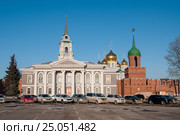Город Тула. Зимний вид на Тульский кремль и музей самоваров с центральной площади города на фоне синего неба (2017 год). Редакционное фото, фотограф Игорь Низов / Фотобанк Лори