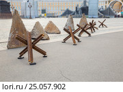 Противотанковые ежи и противотанковые надолбы, установленные на Дворцовой площади Санкт-Петербурга во время городской военно-патриотической акции “Мы насмерть стояли у стен Ленинграда” (2016 год). Редакционное фото, фотограф Сергей Дубров / Фотобанк Лори