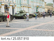 Танки Т-34, Т-60, Т-70 и другая военная техника на Дворцовой площади в Санкт-Петербурге (2016 год). Редакционное фото, фотограф Сергей Дубров / Фотобанк Лори