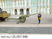 57-мм противотанковая пушка образца 1941 года (ЗИС-2, 52-П-271) на Дворцовой площади в Санкт-Петербурге (2016 год). Редакционное фото, фотограф Сергей Дубров / Фотобанк Лори