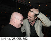 Юбилей продюсера, актера, кинокритика Марка Рудинштейна (Mark Rudinshtein). Режиссер театра и кино Юрий Грымов  и Марк Рудинштейн. (2006 год). Редакционное фото, фотограф Александр С. Курбатов / Фотобанк Лори
