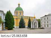 Свято-Данилов монастырь, Москва. Троицкий собор и Надкладезная часовня в честь 1000-летия Крещения Руси (2016 год). Редакционное фото, фотограф Елена Коромыслова / Фотобанк Лори