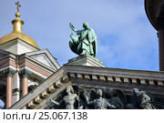 Вид Исаакиевского собора в Петербурге. Скульптура евангелиста Иоанна (2016 год). Редакционное фото, фотограф Александр Алексеев / Фотобанк Лори