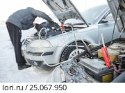 Automobile starter battery problem in winter cold weather conditions. Стоковое фото, фотограф Дмитрий Калиновский / Фотобанк Лори