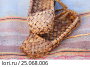 Лапти лыковые на деревенском домотканом половике. Стоковое фото, фотограф Анатолий Матвейчук / Фотобанк Лори