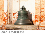 Колокол у Успенского собора Горицкого монастыря отлитый в 1865 году. Переславль-Залесский (2015 год). Редакционное фото, фотограф Александр Щепин / Фотобанк Лори