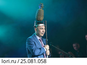 Костя Цзю с ананасом на голове, церемония "Звезда бокса 2016" (2017 год). Редакционное фото, фотограф Дмитрий Неумоин / Фотобанк Лори