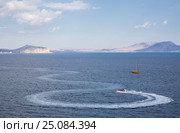 The winding trail on the water from a boat in the bay. Стоковое фото, фотограф Анна Костенко / Фотобанк Лори