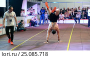 Спортсмен идет на руках вдоль трибуны со зрителями. Кроссфит. Чемпионат Reebok Kyiv Battle 2017 (г. Киев, Украина) Редакционное видео, видеограф FMRU / Фотобанк Лори