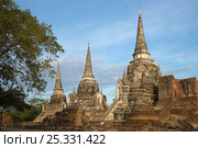 Три древние ступы буддистского храма Wat Phra Si Sanphet ранним утром. Аютхая, Таиланд (2017 год). Стоковое фото, фотограф Виктор Карасев / Фотобанк Лори