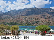 Beach on the lake Kournas, the largest freshwater lake in Crete (2013 год). Редакционное фото, фотограф Валентин Лещименко / Фотобанк Лори