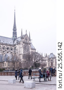 Cathedral of Notre Dame.Tourists are walking and take pictures (2017 год). Редакционное фото, фотограф Александр Перепелицын / Фотобанк Лори