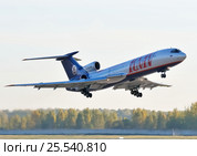 Самолет Ту-154М (бортовой RA-85760) авиакомпании "Кавминводыавиа" вылетает из Домодедова (2010 год). Редакционное фото, фотограф Alexei Tavix / Фотобанк Лори