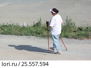 Nordic Walking - elderly woman is hiking in the summer. Стоковое фото, фотограф Наталия Макарова / Фотобанк Лори