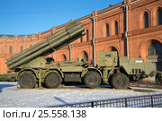 Боевая машина реактивной системы залпового огня 9А52 "Смерч" солнечным январским днем. Вид в профиль. Артиллерийский музей, Санкт-Петербург (2017 год). Редакционное фото, фотограф Виктор Карасев / Фотобанк Лори