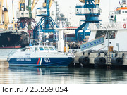 Пограничный катер береговой охраны в морском порту. Редакционное фото, фотограф Михаил Михин / Фотобанк Лори