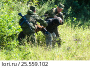 Пограничный наряд задерживает нарушителя государственной границы. Редакционное фото, фотограф Михаил Михин / Фотобанк Лори