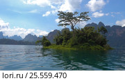 View from boat on island on Cheow Lan lake (2017 год). Стоковое видео, видеограф Михаил Коханчиков / Фотобанк Лори