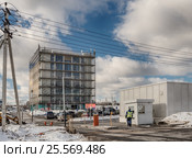 Москва. "Гиперкуб" инновационного центра «Сколково» в день "Ноу-Хау: Инновационные решения в сфере энергоэффективности". Шлагбаум и въезд на парковку (2017 год). Редакционное фото, фотограф Светлана Васильева / Фотобанк Лори
