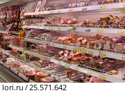 Мясной отдел супермаркета (2017 год). Редакционное фото, фотограф Юрий Морозов / Фотобанк Лори