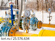 Манометр, установленный на газовой трубе. Стоковое фото, фотограф Игорь Дашко / Фотобанк Лори