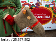 Площадки с масленичными забавами на манежной площади в центре города Москвы во время фестиавля "Московская Масленица", Россия (2017 год). Редакционное фото, фотограф Николай Винокуров / Фотобанк Лори