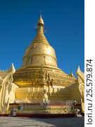 Ступа буддистской  Maha Wizaya Pagoda крупным планом на фоне голубого неба. Янгон, Мьянма (2016 год). Стоковое фото, фотограф Виктор Карасев / Фотобанк Лори