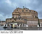 Замок Святого Ангела (итал. Castel Sant'Angelo, англ. Castle of the Holy Angel) в пасмурный декабрьский день. Рим (2013 год). Редакционное фото, фотограф Николай Гусев / Фотобанк Лори