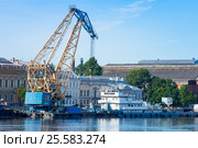 Плавкран ПК-36 (Проект 605-ПК, 876, 24-11095) и речной буксир РБ-348 (Тип ОТ-2400, проект H-3291) у пристани на Английской набережной в Санкт-Петербурге (2016 год). Редакционное фото, фотограф Сергей Дубров / Фотобанк Лори