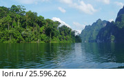 View from boat on Cheow Lan lake in Thailand (2017 год). Стоковое видео, видеограф Михаил Коханчиков / Фотобанк Лори