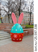 Moscow, Russia - April 21, 2016: The Easter Bunny as an art installation at the festival "Moscow spring" in Moscow. Редакционное фото, фотограф Юлия Олейник / Фотобанк Лори