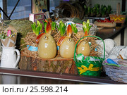 Moscow, Russia - April 21, 2016: Statues of Easter Bunny for sale at the festival "Moscow spring" in Moscow. Редакционное фото, фотограф Юлия Олейник / Фотобанк Лори