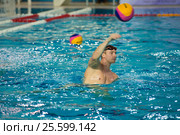 Разминка перед матчем Чемпионата России по водному поло Динамо-Москва (белый) - Штурм-2002 (черный) (2016 год). Редакционное фото, фотограф Pukhov K / Фотобанк Лори