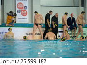 Тайм-аут у команды Штурм-2002  в матче Чемпионата России по водному поло Динамо-Москва (белый) - Штурм-2002 (черный) (2016 год). Редакционное фото, фотограф Pukhov K / Фотобанк Лори