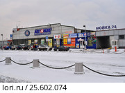 Авто бизнес центр и парковка зимой на улица Салова, 70 зимой в Санкт-Петербурге (2017 год). Редакционное фото, фотограф Максим Мицун / Фотобанк Лори