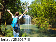 Man looking at scenic waterfall in Vietnam. Стоковое фото, фотограф Дарья Петренко / Фотобанк Лори