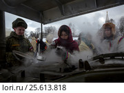 Работа полевой кухни и угощение горячим чаем во время масленичных гуляний на стадионе Спартаковец в городе Ярославль, Россия (2017 год). Редакционное фото, фотограф Николай Винокуров / Фотобанк Лори