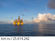 Прогулочный катер возле платформы Shell Olympus в Мексиканском заливе, панорама (2016 год). Редакционное фото, фотограф Алексей Шматков / Фотобанк Лори