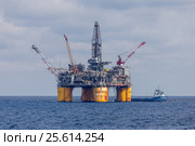 Судно поддержки у платформы Shell Mars A в Мексиканском заливе, крупный план (2017 год). Редакционное фото, фотограф Алексей Шматков / Фотобанк Лори