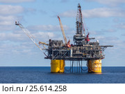 Сжигание попутного газа на платформе Shell Mars A в Мексиканском заливе (2016 год). Редакционное фото, фотограф Алексей Шматков / Фотобанк Лори