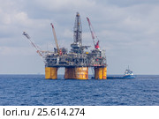 Судно поддержки у платформы Shell Mars A в Мексиканском заливе, крупный план (2017 год). Редакционное фото, фотограф Алексей Шматков / Фотобанк Лори