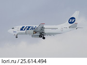 Летящий в облачном небе самолет Boeing 737-500 (VP-BVL) авиакомпании Ютейр крупным планом (2017 год). Редакционное фото, фотограф Виктор Карасев / Фотобанк Лори