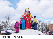 Масленица в Малоярославце. Дети стоят на горке рядом с чучелом Масленицы (2017 год). Редакционное фото, фотограф Илюхина Наталья / Фотобанк Лори