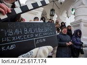 Экскурсовод держит кино-хлопушку с названием фильма "Иван Васильевич" во время экскурсии в Ростовском кремле, Золотое кольцо, Россия (2017 год). Редакционное фото, фотограф Николай Винокуров / Фотобанк Лори