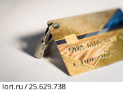 Кредитная карта с замком (Credit card with hanging padlock) Стоковое фото, фотограф Андрей Пятницкий / Фотобанк Лори