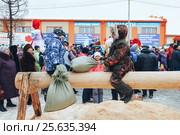 Дети на Масленице бьются мешками (2017 год). Редакционное фото, фотограф Иван Карпов / Фотобанк Лори