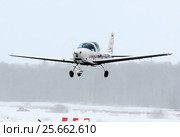 Самолет Tecnam P2002JF (бортовой RA-01811) авиаклуба ЧелАвиа, проход над полосой (2017 год). Редакционное фото, фотограф Alexei Tavix / Фотобанк Лори
